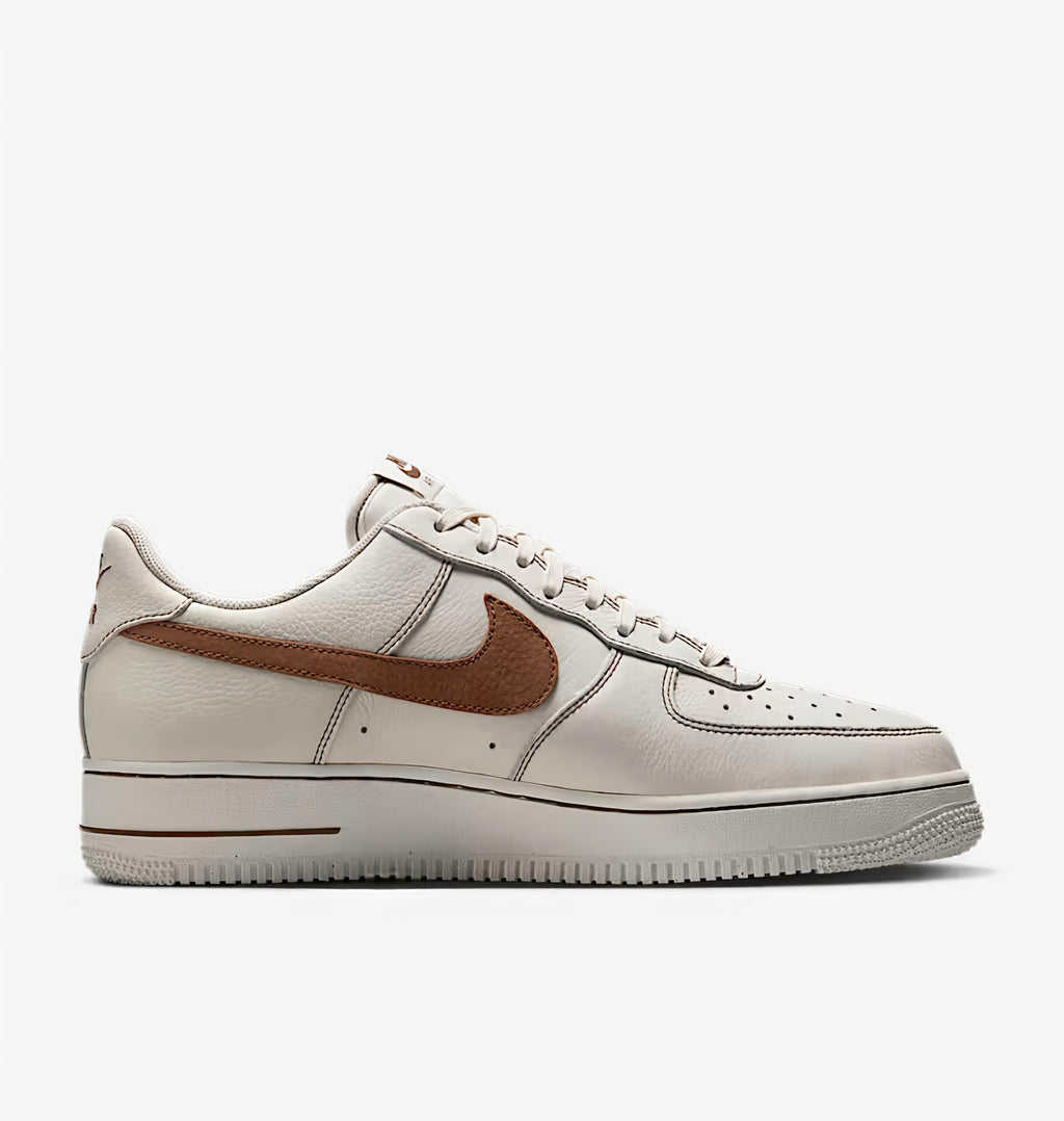 NIKE AIR FORCE 1'LV8