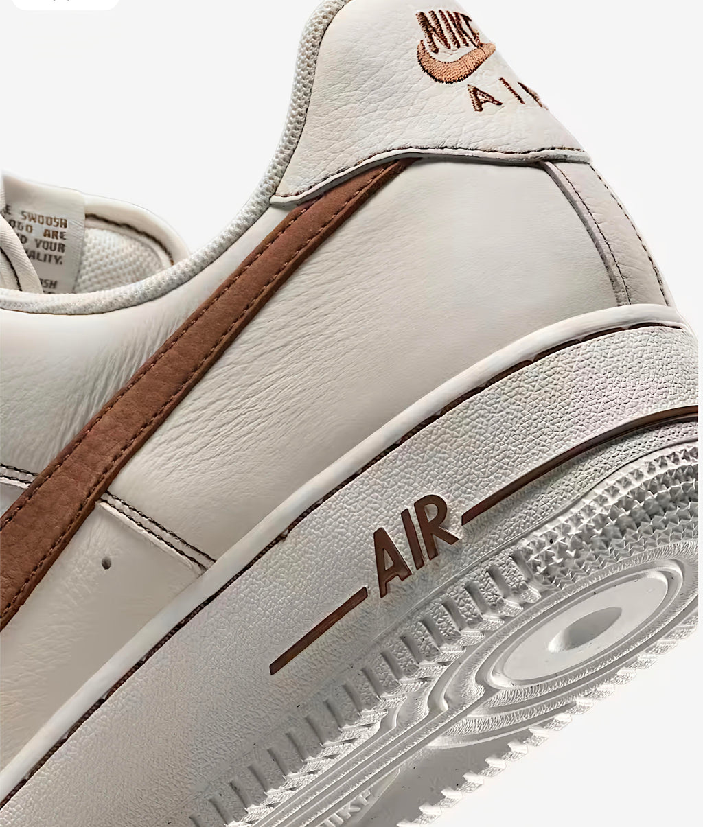 NIKE AIR FORCE 1'LV8